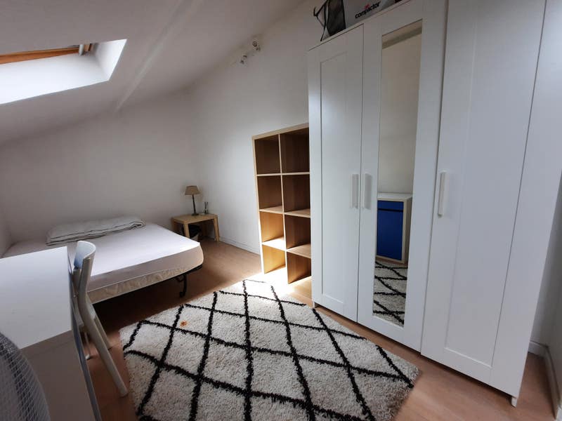 Chambre pour fille grande coloc meublée en Maison Photo principale