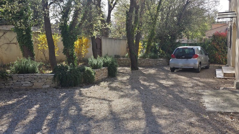 Photo 1: Entrée de la maison avec portillon et places de parking