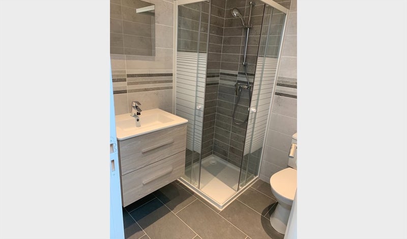 Photo 1: SDB individuelle et privative avec wc 