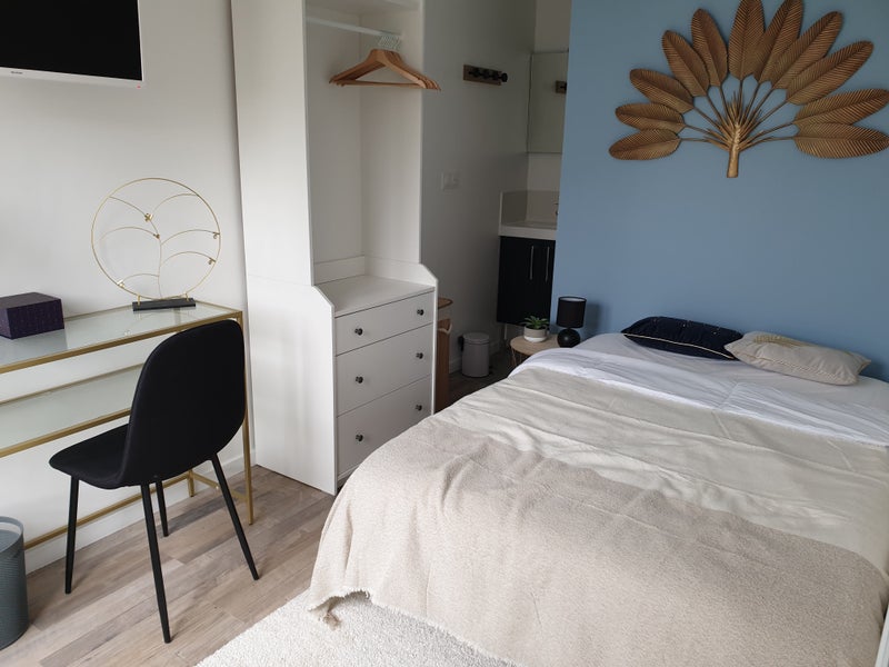 Photo 1: chambre 1 avec salle de douche intégrée