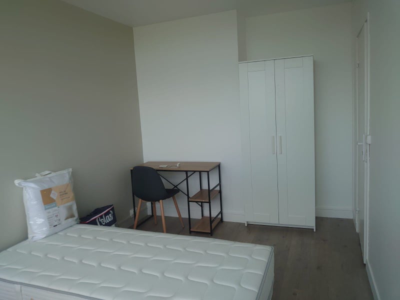 Photo 1: Chambre 1 (Bureau, armoire, couette et housse de couette)