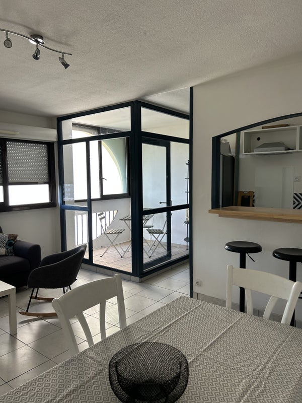 Photo 1: salon + cuisine ouverte + Loggia 