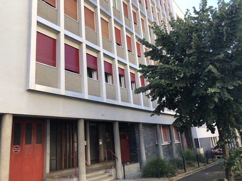 Photo 1: Appartement au 1er etage avec ascenseur