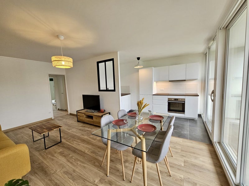 Photo 1: Salon-séjour donnant sur cuisine ouverte toute équipée