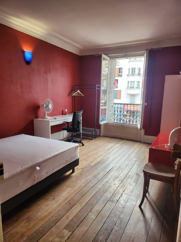 Photo 1: Chambre rouge  670€ par mois toutes charges comprises !
