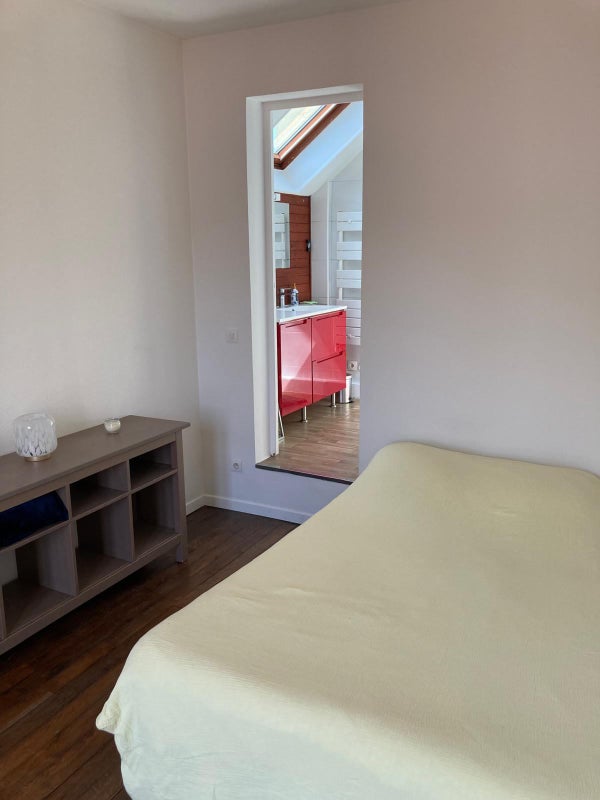 Photo 1: Les toilettes et la douche ne sont accessibles qu'à travers la chambre.