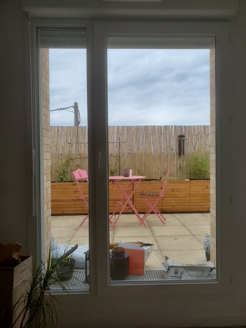 Photo 1: Fenêtre de la chambre donnant sur la terrasse. Aucun vis à vis. 