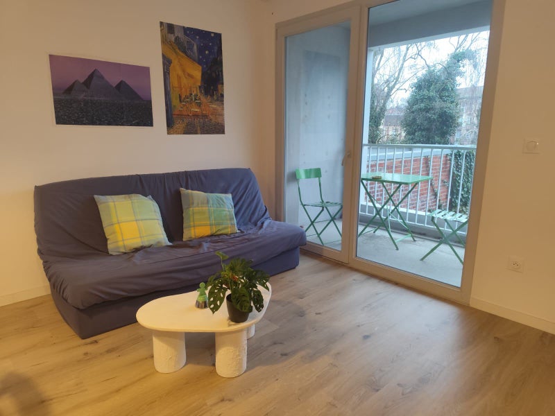 Photo 1: Salon avec canapé lit