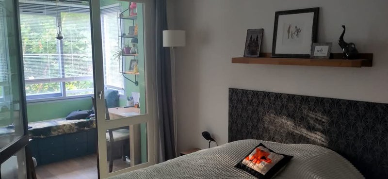 Photo 1: La chambre: lit avec 4 tiroirs intégrés, donnant sur la loggia