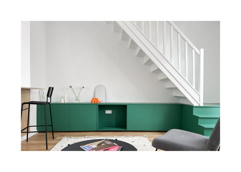 Photo 1: Espace de vie dessiné par un architecte : meuble TV sur mesure en vert sapin profond,  parquet en c