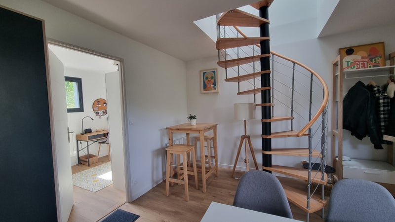 Photo 1: Salon avec cuisine ouverte.