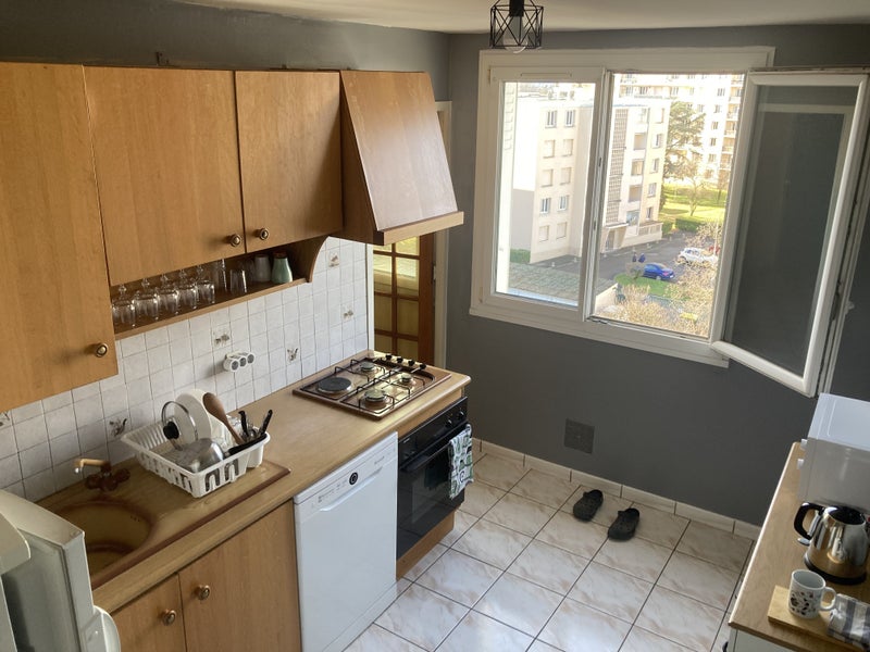 Photo 1: Cuisine jouxtant le salon