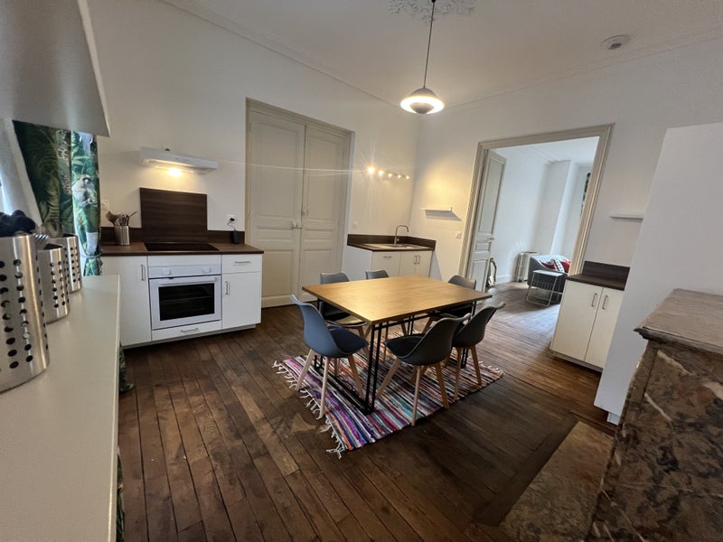 Photo 1: Cuisine qui donne sur le salon