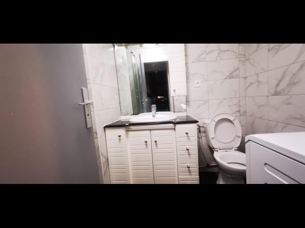 Photo 1: 1ere salle de bain