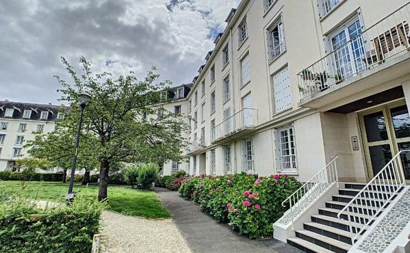 Photo 1: Entree Residence