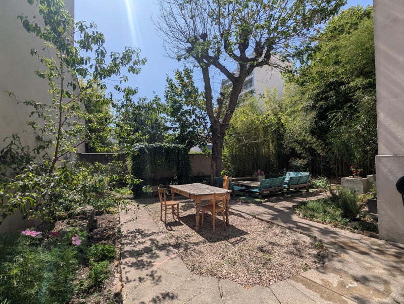 Photo 1: Le jardin est très grand et très confortable !