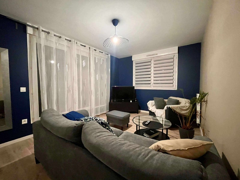 Photo 1: Salon