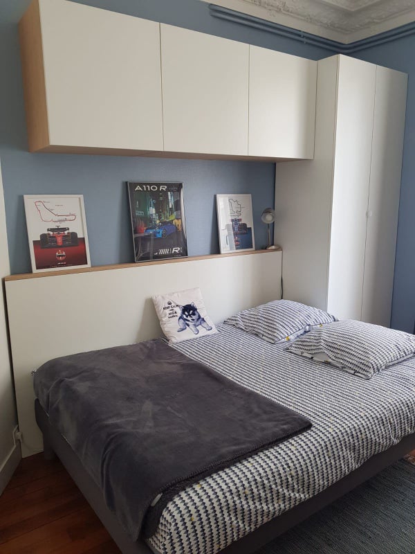 Photo 1: Chambre avec bureau, rangement et fenêtre