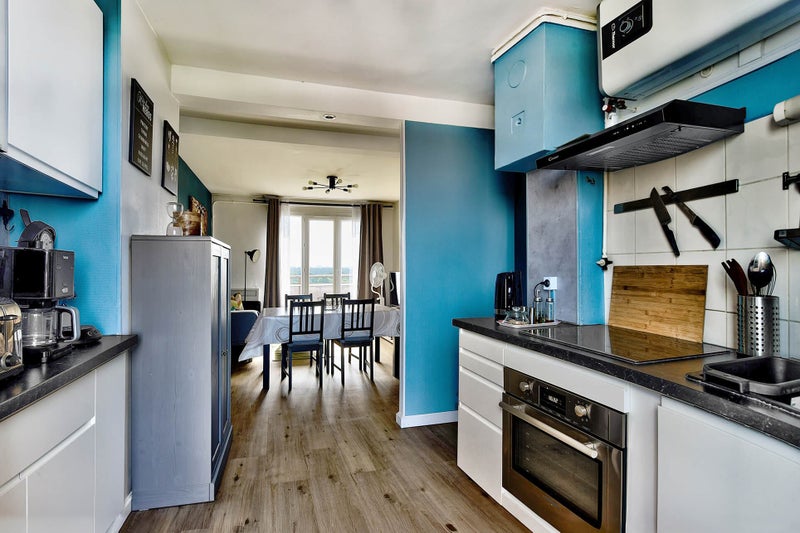 Photo 1: cuisine ouverte sur salle à manger/salon