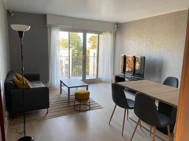 Photo 1: Salon/Salle à manger avec balcon