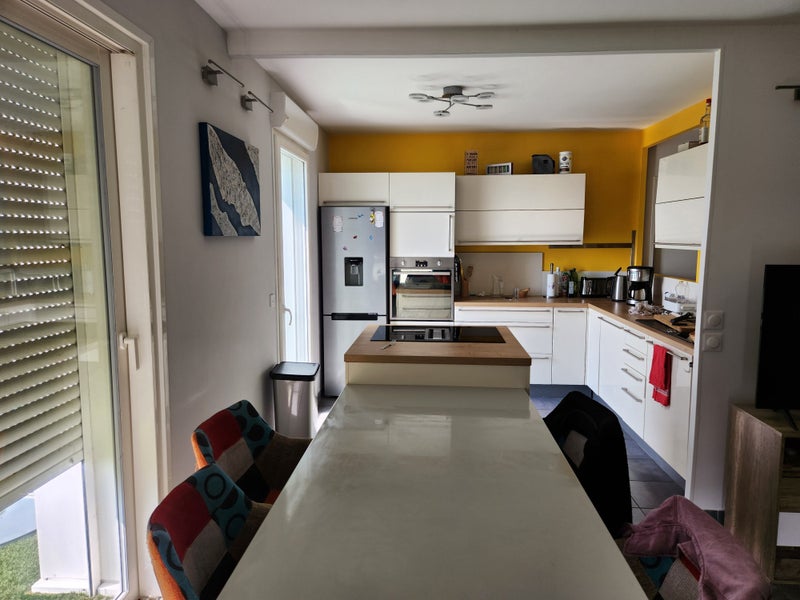 Photo 1: Cuisine aménagée donnant sur le balcon