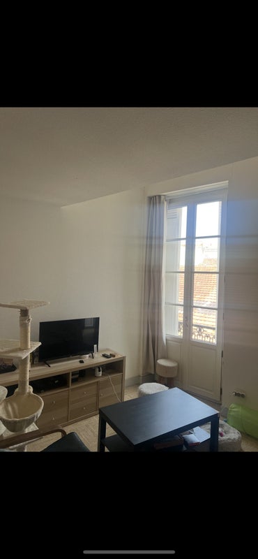 Photo 1: Salon avec deux grandes fenêtres 