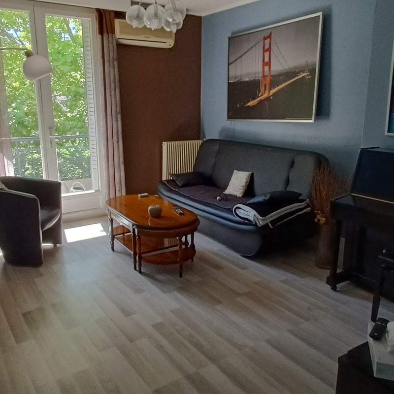 Photo 1: Salon