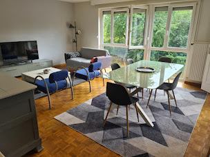 Photo 1: SALON