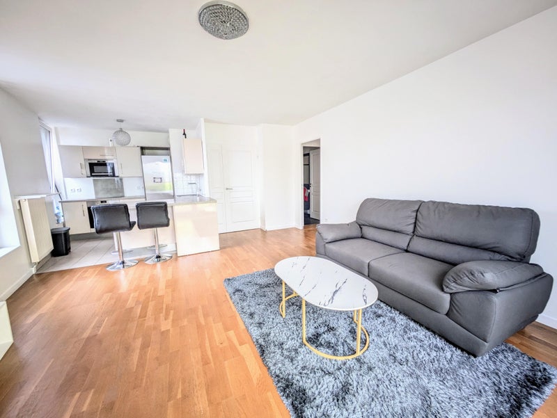 Photo 1: Cuisine ouverte sur le salon