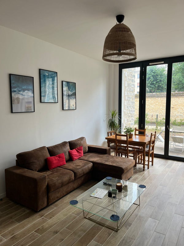 Photo 1: Grand salon très lumineux