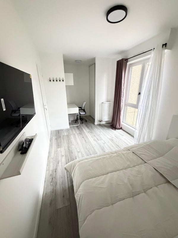 Photo 1: Chambre de 13m2