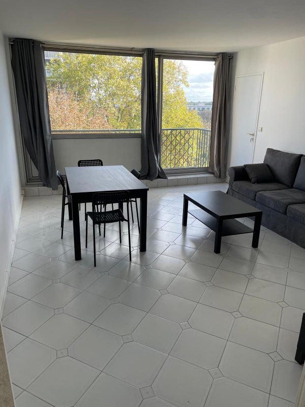 Photo 1: Séjour avec Box Internet haut débit TV écran plat