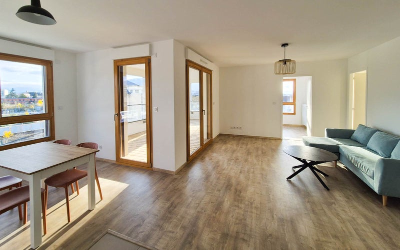 Photo 1: Salon, salle à manger, loggia