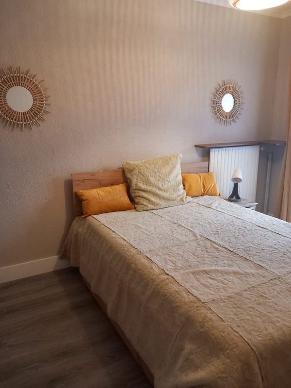 Photo 1: Belle chambre donnant avec balcon donnant sur un jardin