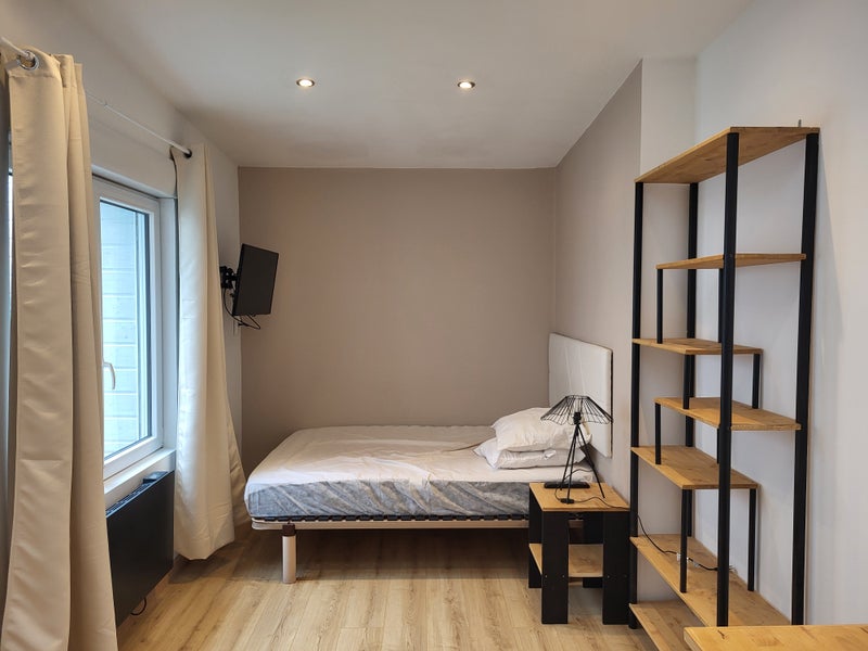 Photo 1: chambre meublé ( lit, bibliothéque, bureau sur la gauche de la photo)