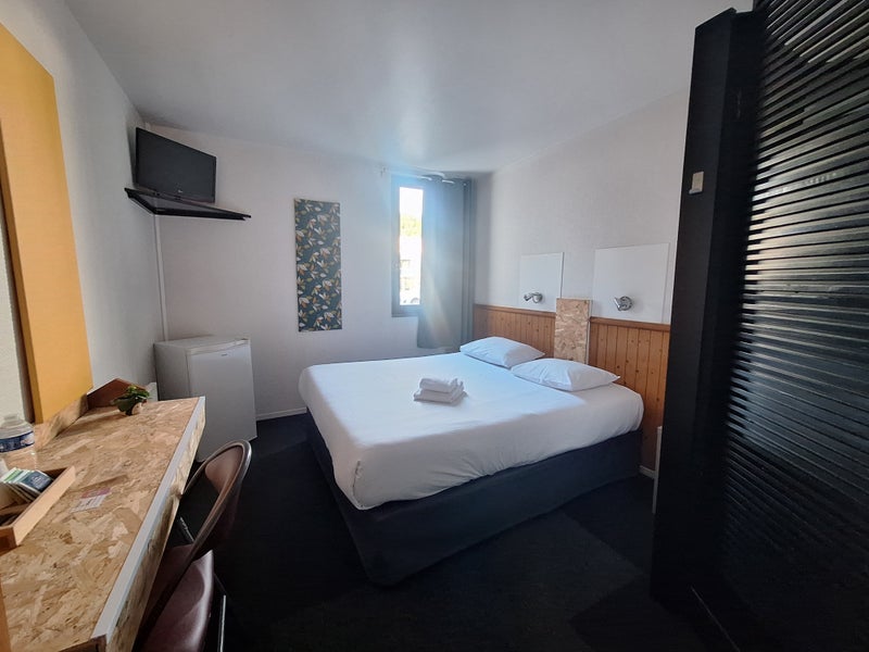 Photo 1: Chambre complète : lit en 160 + bureau + penderie + TV + réfrigérateur + salle d'eau