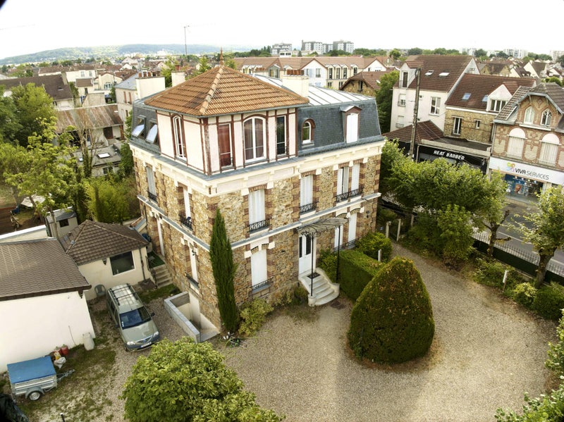 Photo 1: La Maison  avec les Parkings à droite