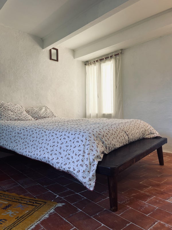 Photo 1: Lit de la chambre (linge de lit fourni)