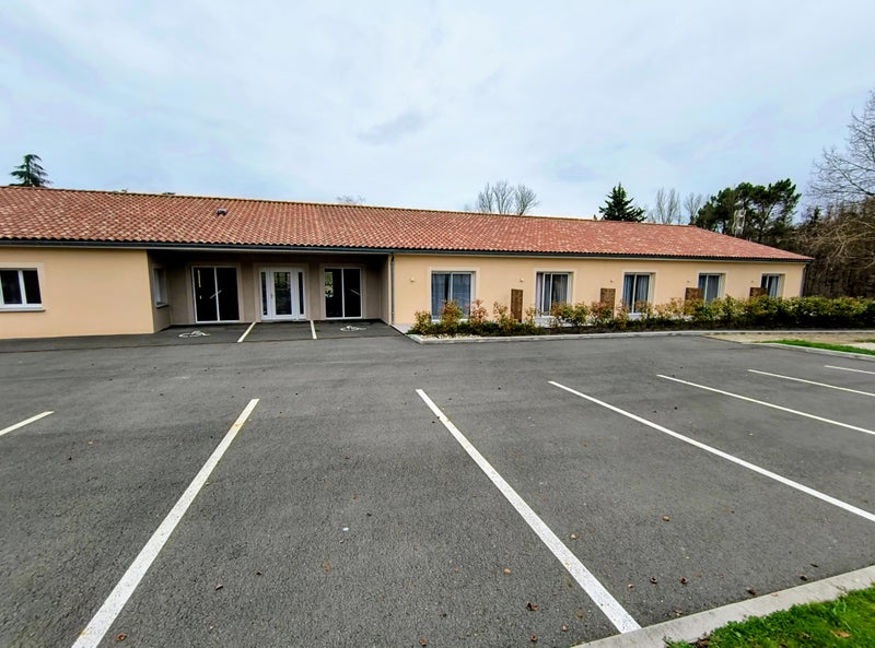 Photo 1: Façade et parking