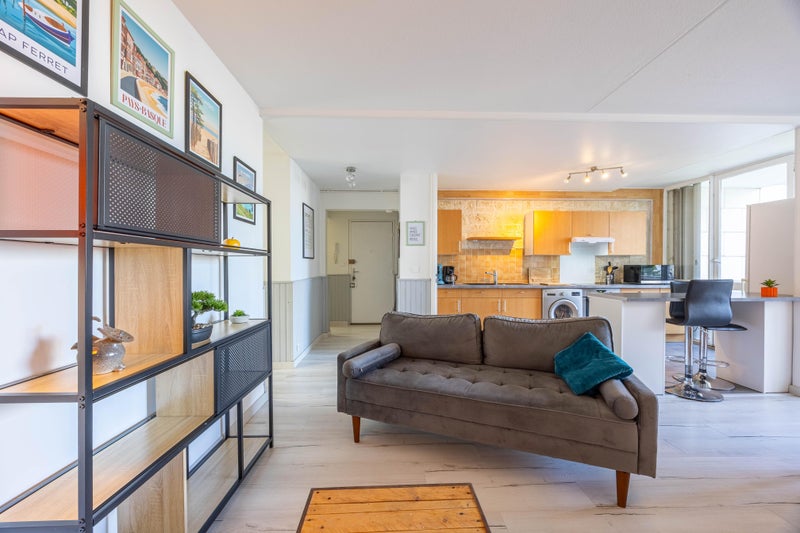 Photo 1: Coin salon avec télé