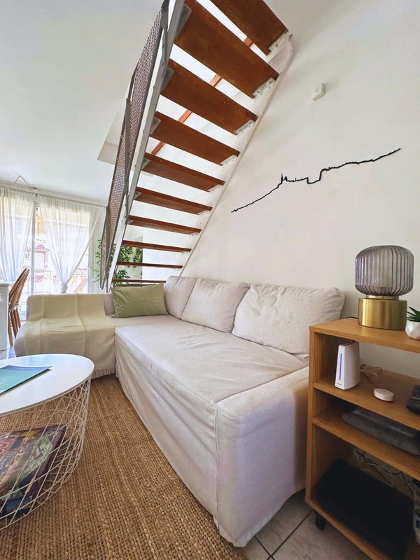 Photo 1:  Salon + escalier