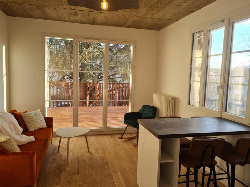 Photo 1: Terrasse aménagée - Barbecue, table et chaises