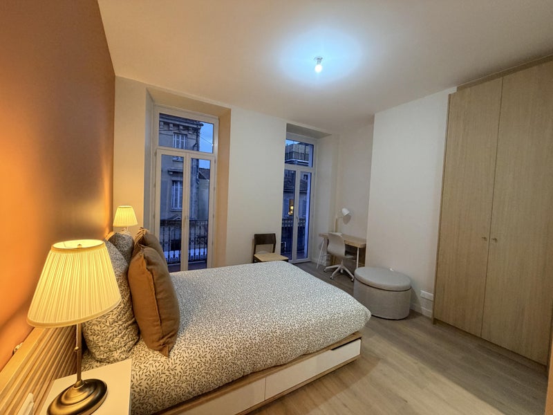 Photo 1: grand placard dans chaque chambre