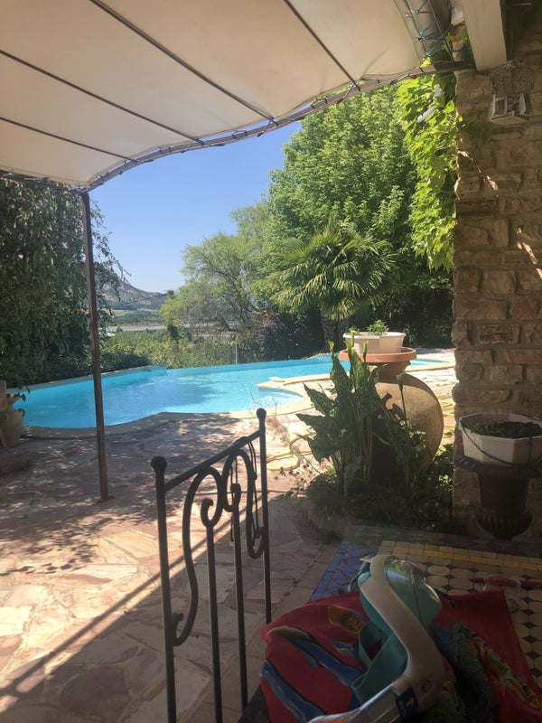 Photo 1: Extérieur avec piscine a débordement 