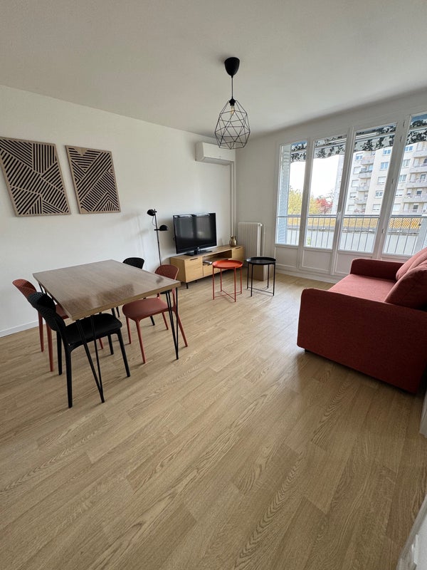 Photo 1: Sejour / Salon donnant sur un balcon côte jardin