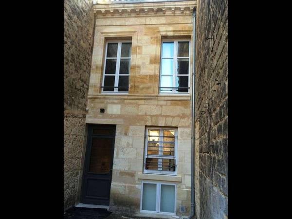 Photo 1: FACADE AVANT