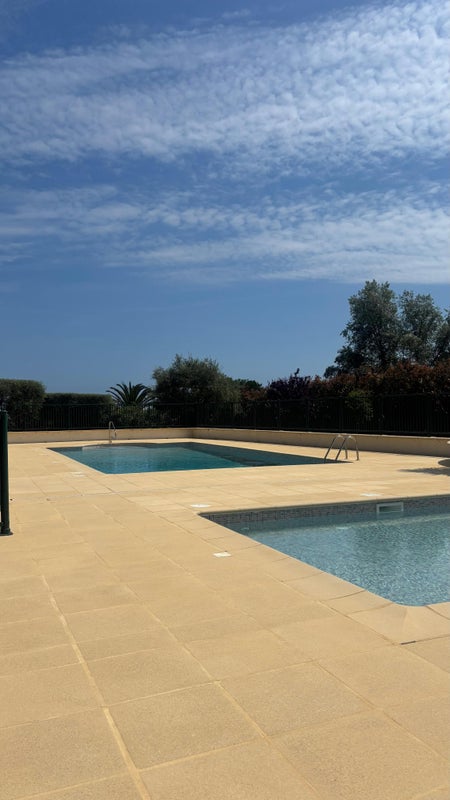 Photo 1: Accès à la piscine de la résidence