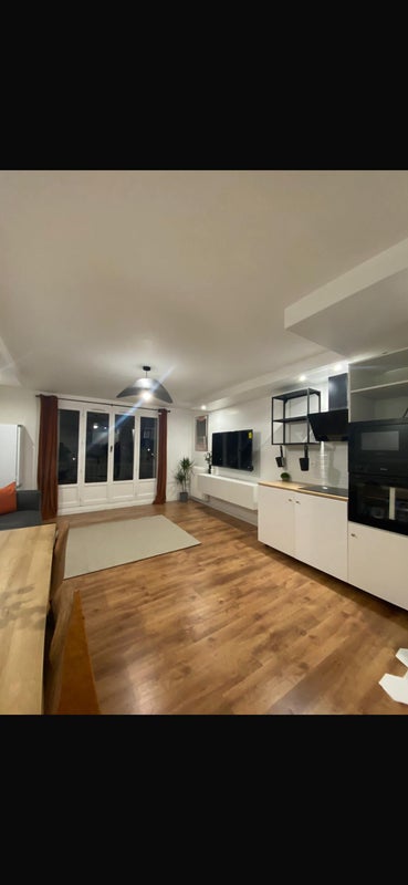 Photo 1: Salon