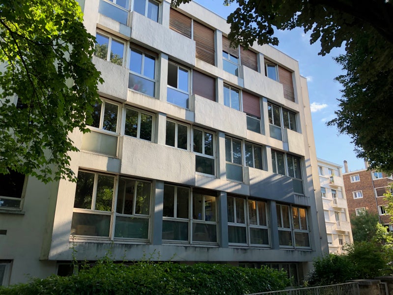 Photo 1: Façade