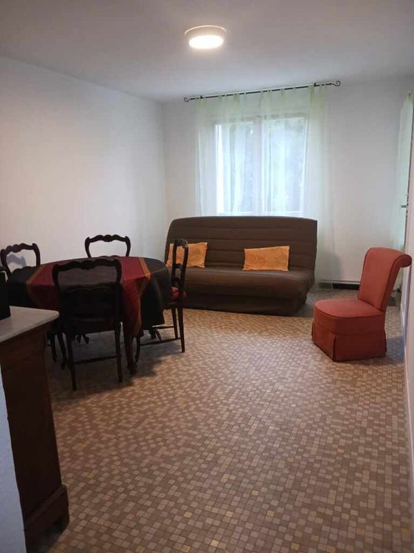Photo 1: Salon